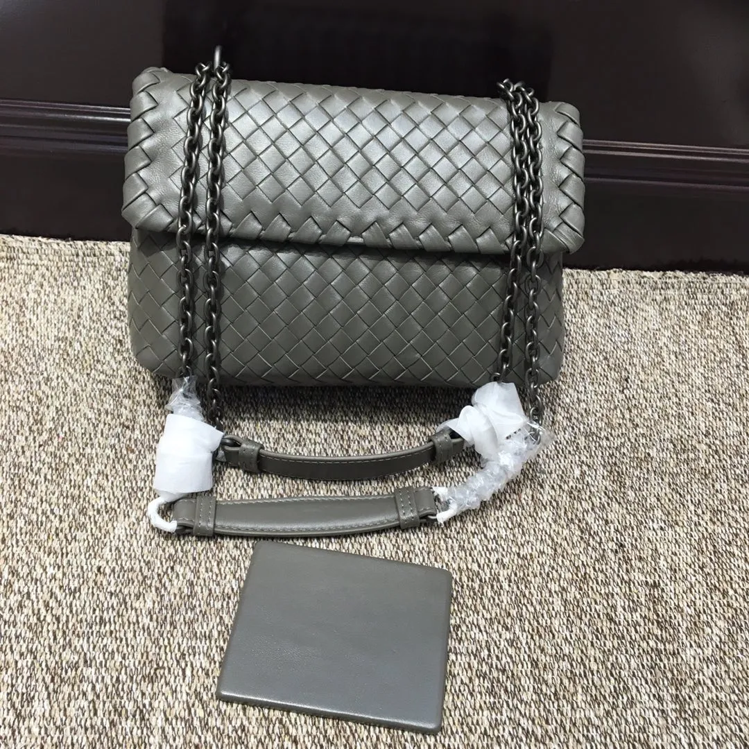 Original quality👉🏻Size 1099 Small🔥🔥Mini version of the classic Olimpia handbag, all made of Intrecciato soft sheepskin. The long Brunito polished chain adjustable strap can be doubled in length and can be used as a shoulder bag, which is both elegant and practical. The interior is lined with pigskin, and the space is separated by zippers for easy storage and organization. Built-in vanity mirror. size: 22*8*15 steel gray